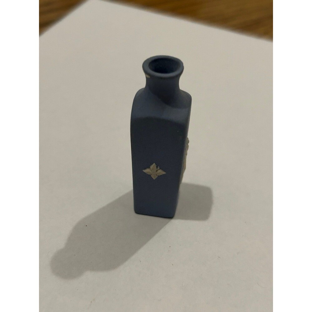 (2) Wedgwood Miniature Vases - Picture 11 of 12
